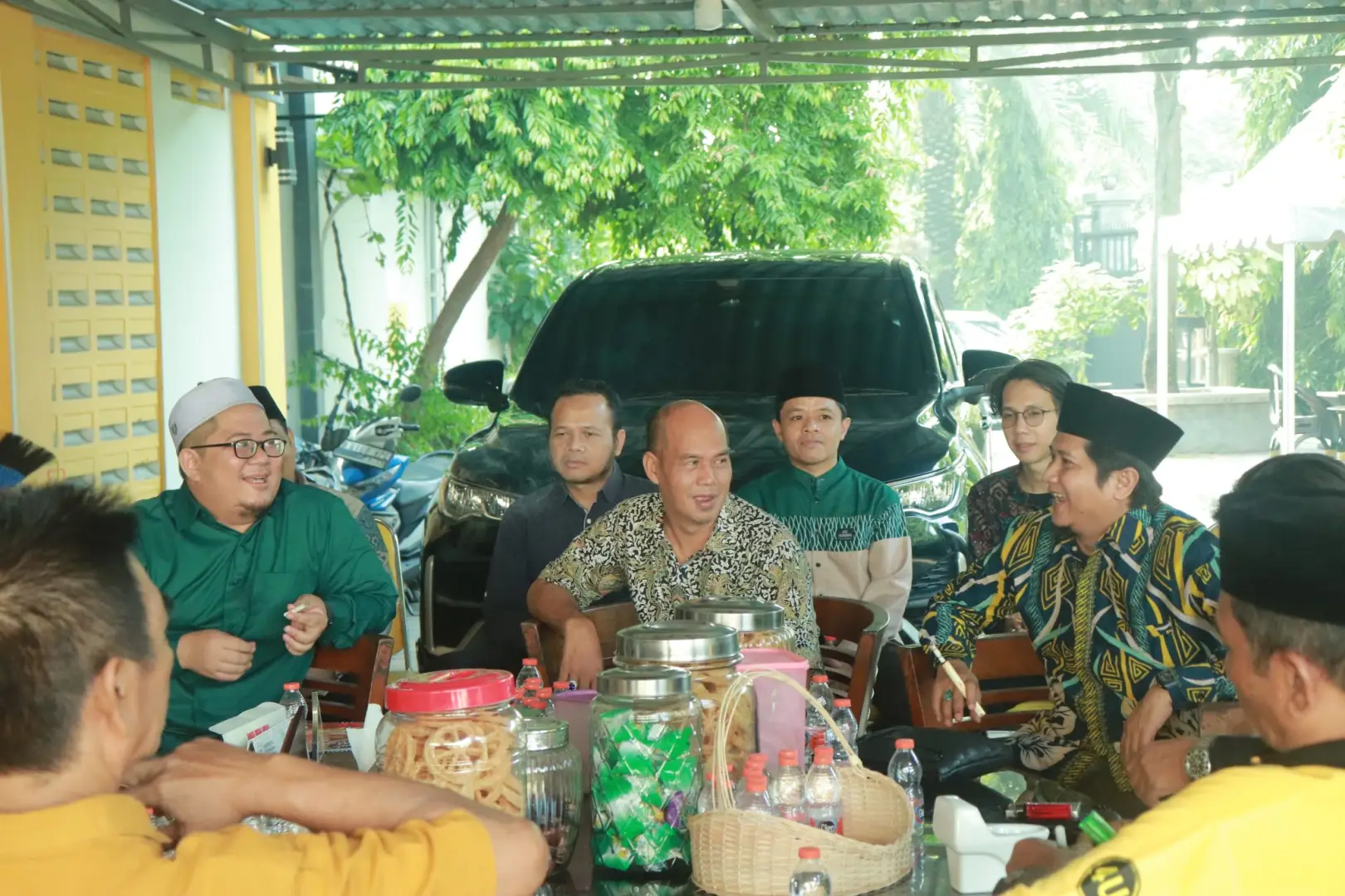 Diskusi santai dan penuh kekeluargaan antara Drs. H. Sachrudin dengan para Dosen STISNU Nusantara Tangerang