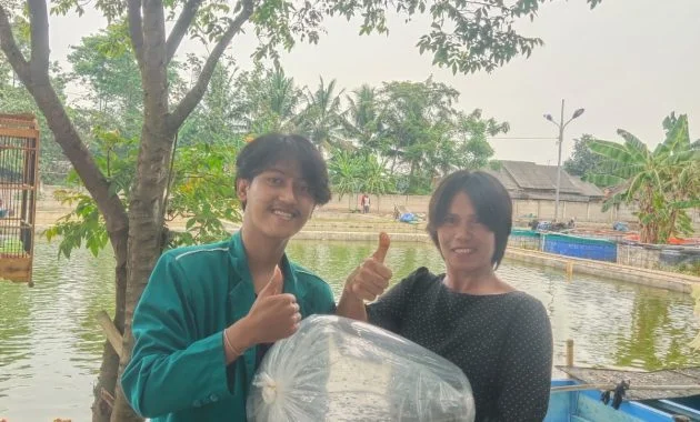 GANDENG DINAS PERIKANAN, MAHASISWA STISNU BERBAGI BIBIT IKAN LELE DI CIREUNDEU